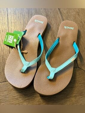 Nwt sanuk blue flip flops